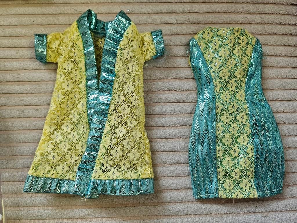 Barbie jurk + lang vest, Verzamelen, Poppen, Ophalen of Verzenden, Zo goed als nieuw, Kleertjes