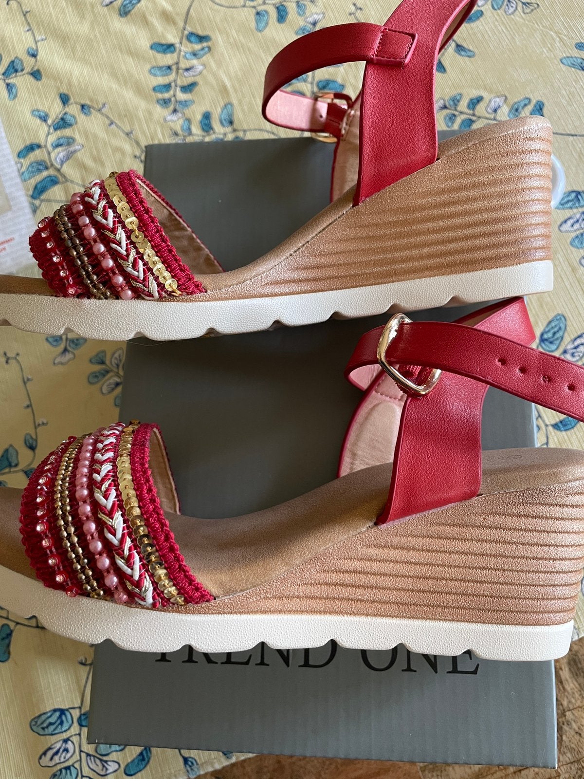 NIEUWE Rode sandalen met sleehak en kralen - Maat 36, Ophalen of Verzenden, Nieuw, Rood, Sandalen of Muiltjes