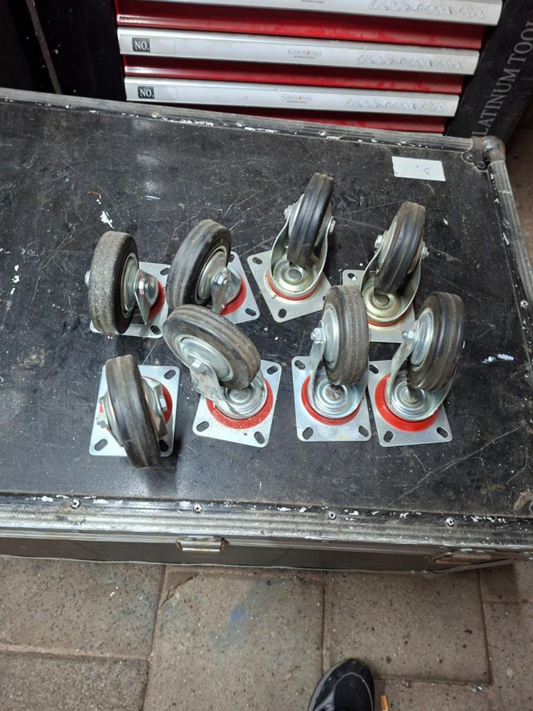 Set van 8 zwenkwielen voor flightcase of meubels, Doe-het-zelf en Verbouw, Zwenkwielen, Ophalen of Verzenden, Gebruikt