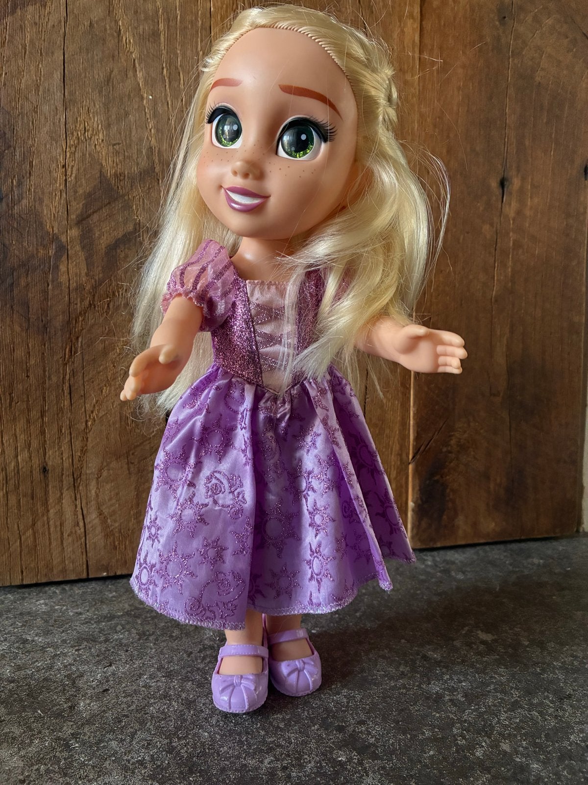 Disney Rapunzel pop 35 cm met paarse jurk en schoentjes, Ophalen of Verzenden, Zo goed als nieuw, Overige typen