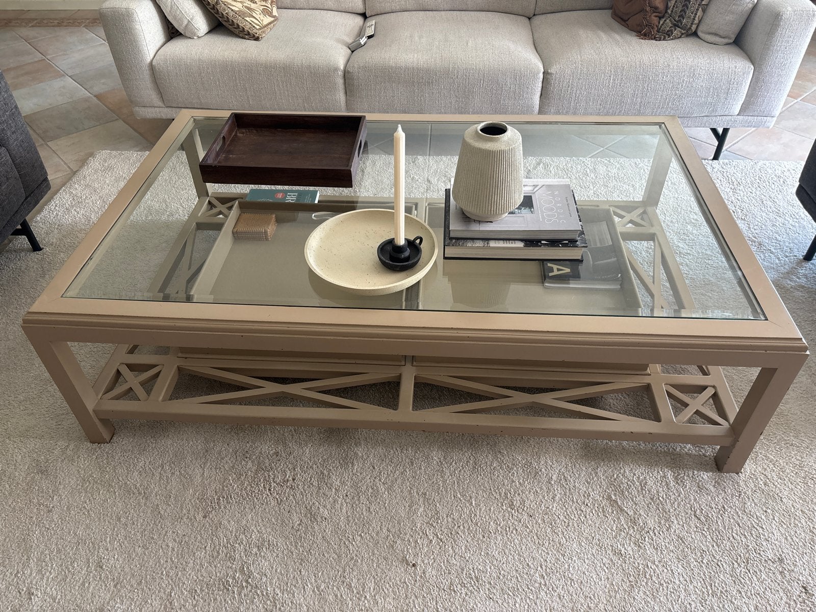 Landelijke houten salontafel met glazen blad en kruisdetail, Ophalen, Gebruikt, 50 tot 100 cm, 150 tot 200 cm
