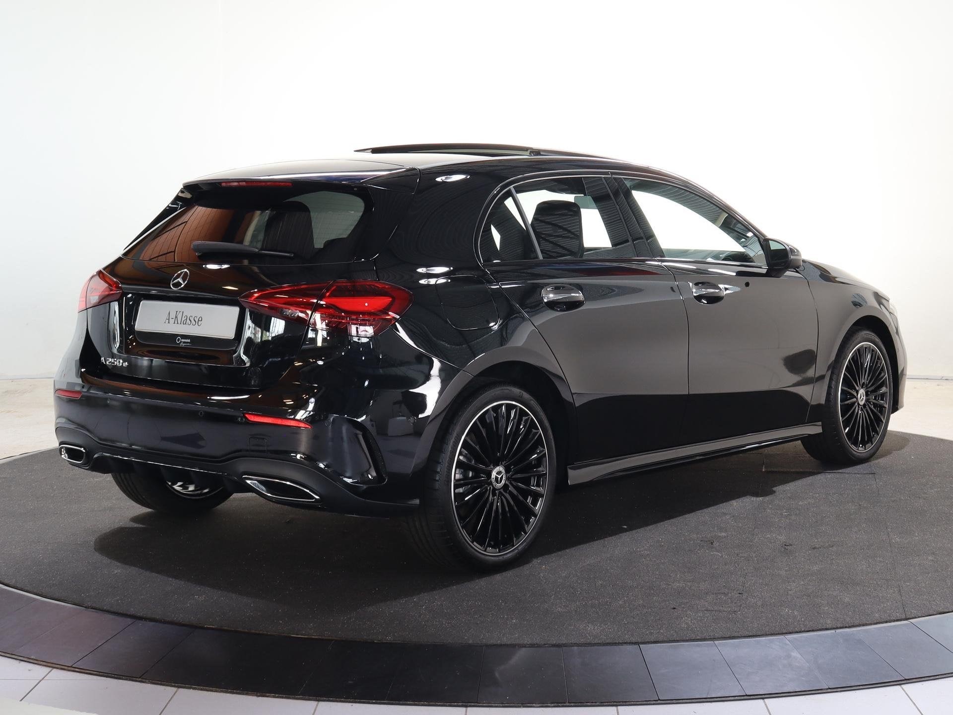 Mercedes-Benz A-Klasse 250 e Business Solution AMG | Panoram, Auto's, Mercedes-Benz, 4 cilinders, Plug-in hybride, Bedrijf, Hybride Elektrisch/Benzine