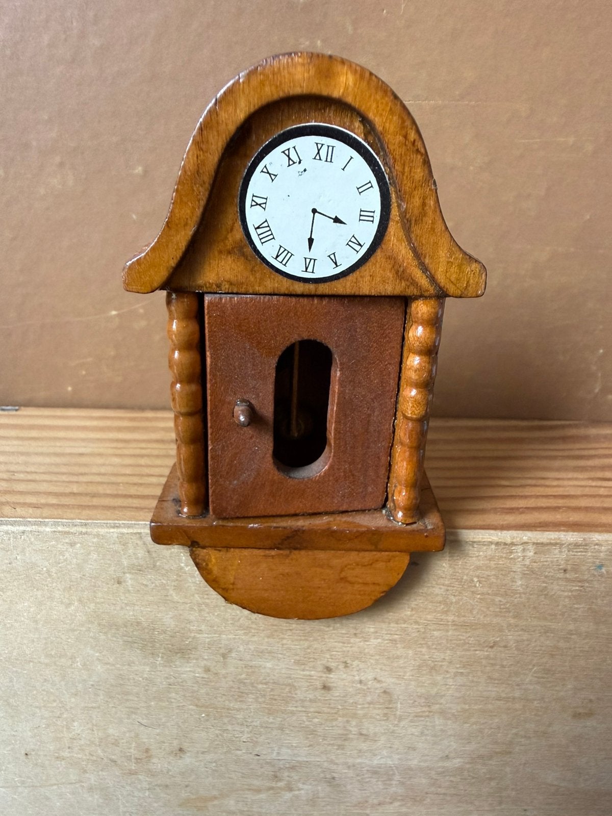 Klok - hxbxd 8.8x5x2.2cm - hout, Ophalen of Verzenden, Zo goed als nieuw, Poppenhuis