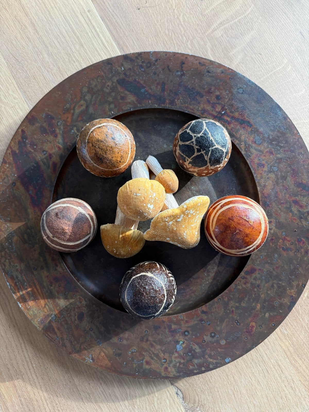 Decoratieve bord met paddenstoelen en lunga-ballen, Ophalen of Verzenden, Rond