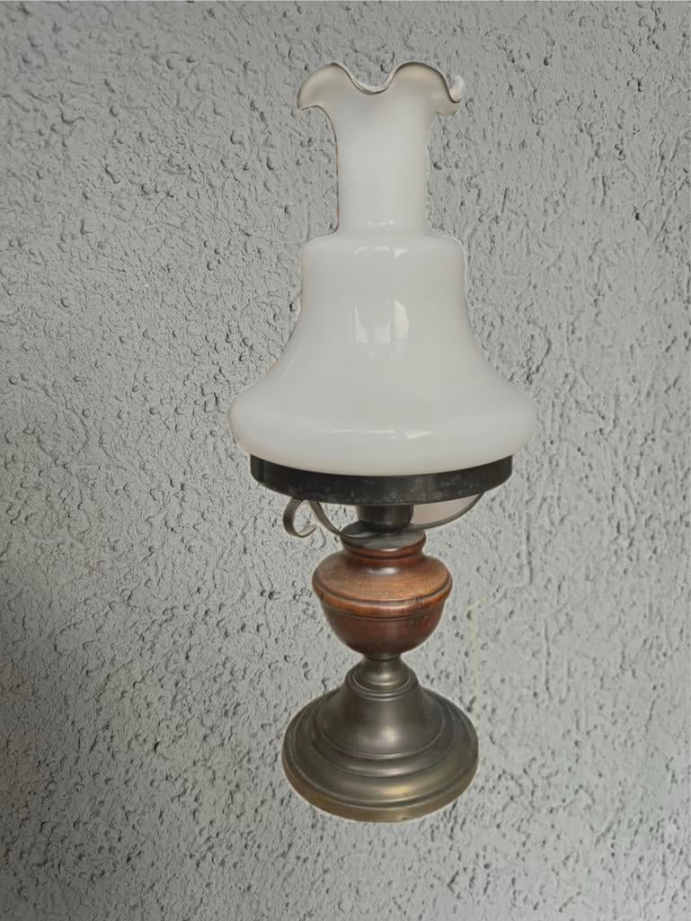 Antieke elektrische olielamp met witte glazen kap, Ophalen