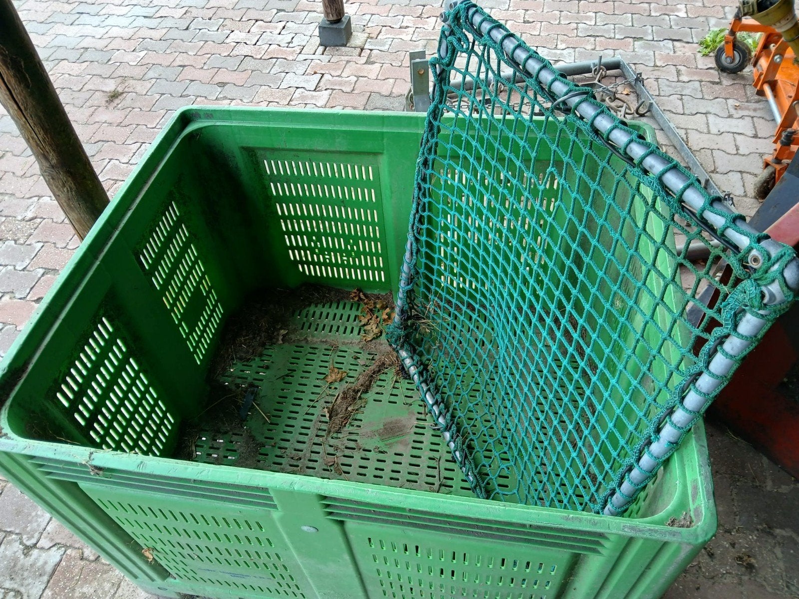 Grote  kunststof bak. Slow feeder met rek, Ophalen, Gebruikt