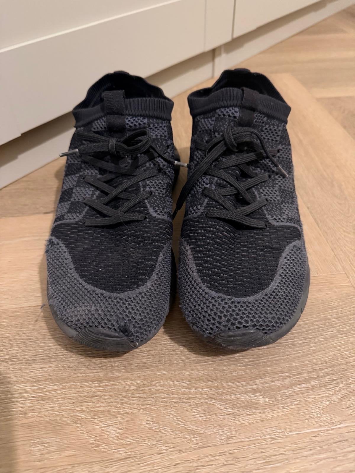 Louis Vuitton Sneakers - Maat 7.5 (41.5), Ophalen of Verzenden, Gedragen, Zwart, Sneakers of Gympen