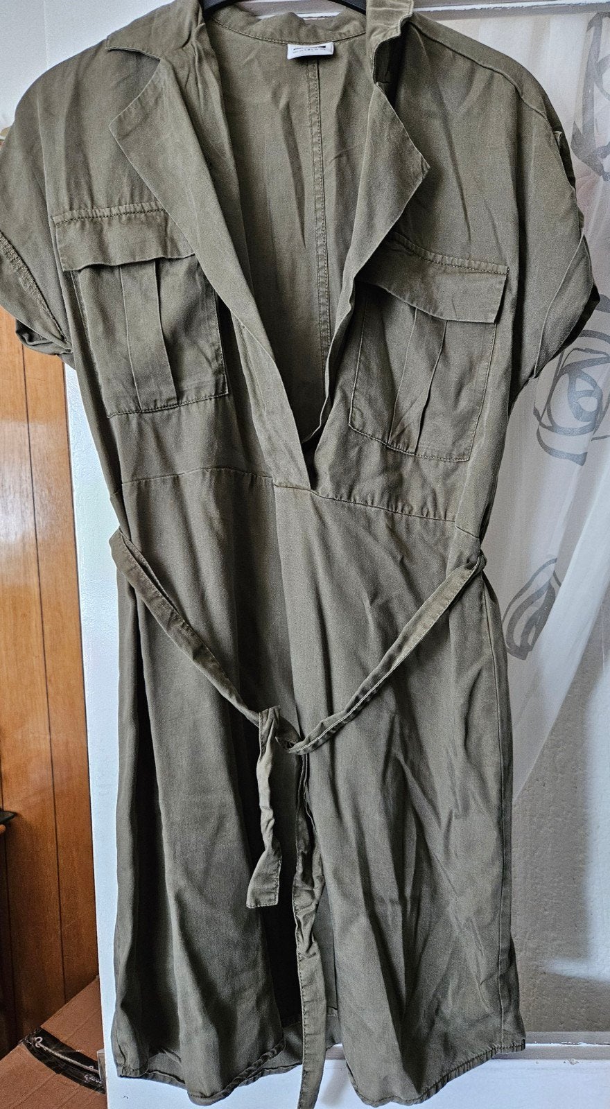 Damesjurk kaki groen mt L zgan, Maat 42/44 (L), Ophalen of Verzenden, Zo goed als nieuw, Onder de knie