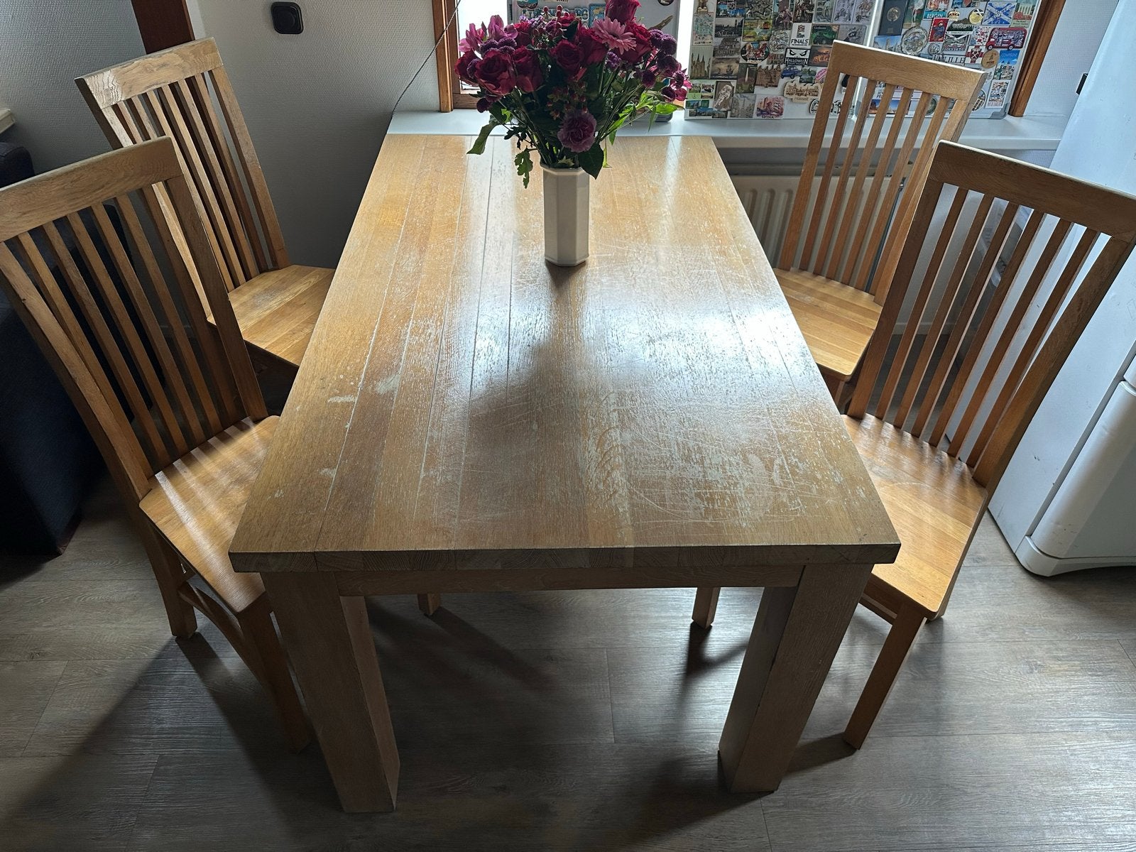 ⁠Houten eettafel met 4 bijbehorende stoelen⁠, Ophalen, Gebruikt, 200 cm of meer, 50 tot 100 cm