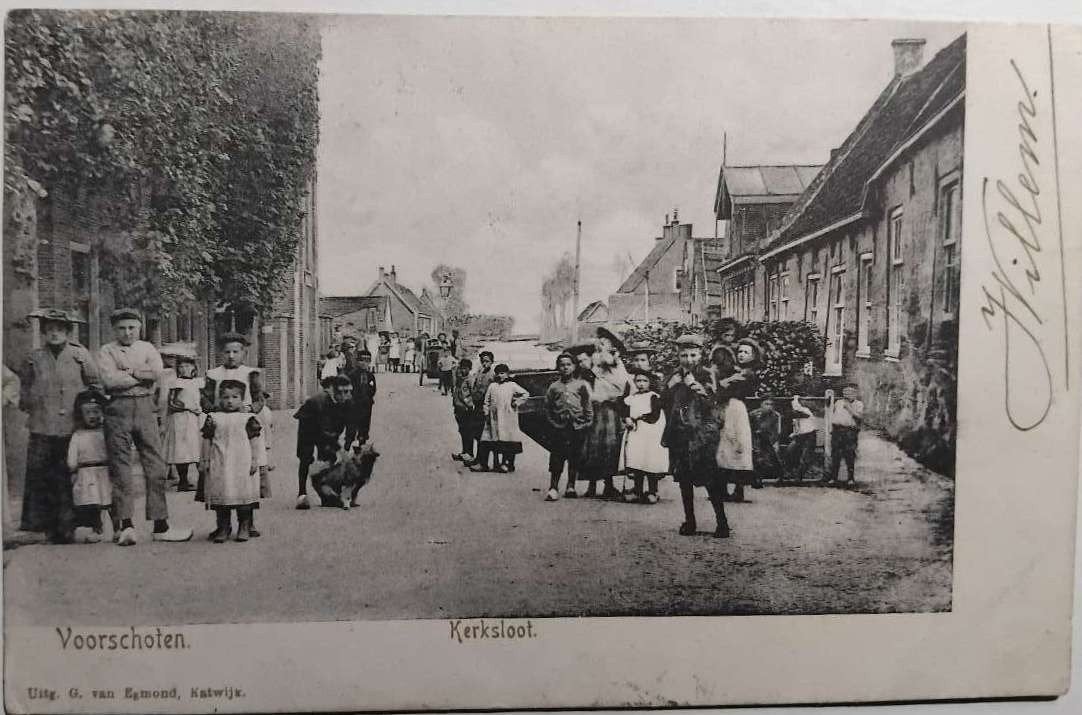 Voorschoten (ZH) 1905 Kerksloot – Veel volk & Hond, Verzamelen, Ansichtkaarten | Nederland, Ophalen of Verzenden, Voor 1920, Gelopen