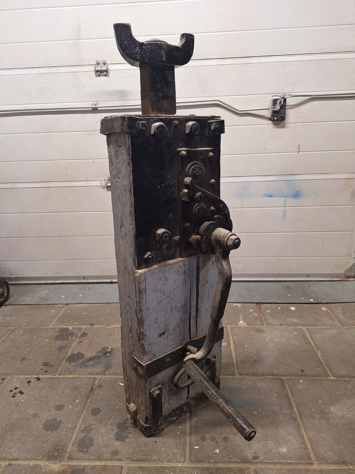 Antieke houten krik met metalen mechanisme, Ophalen