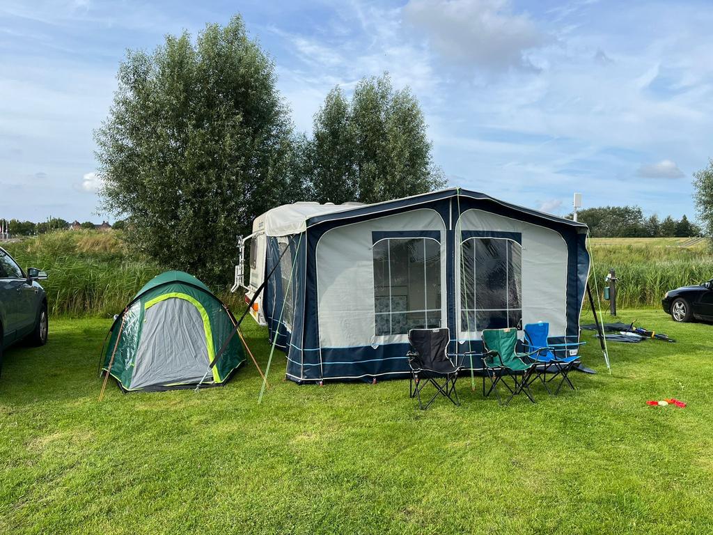Beyerland 6043 met voortent, Caravans en Kamperen, Caravans, Particulier, Schokbreker, 750 - 1000 kg, Dwarsbed