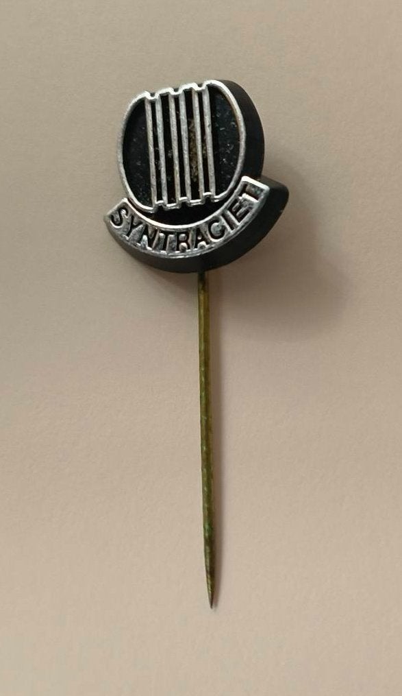 Speldje Syntraciet kolen, Verzamelen, Ophalen of Verzenden, Zo goed als nieuw, Merk, Speldje of Pin