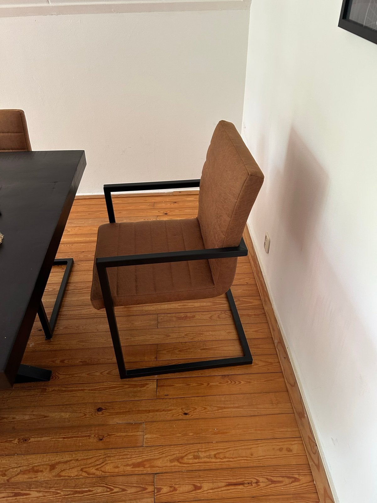 Set van 6 bruine stoelen en tafel met zwart metalen frame, Huis en Inrichting, Ophalen, Bruin, Zo goed als nieuw, Metaal