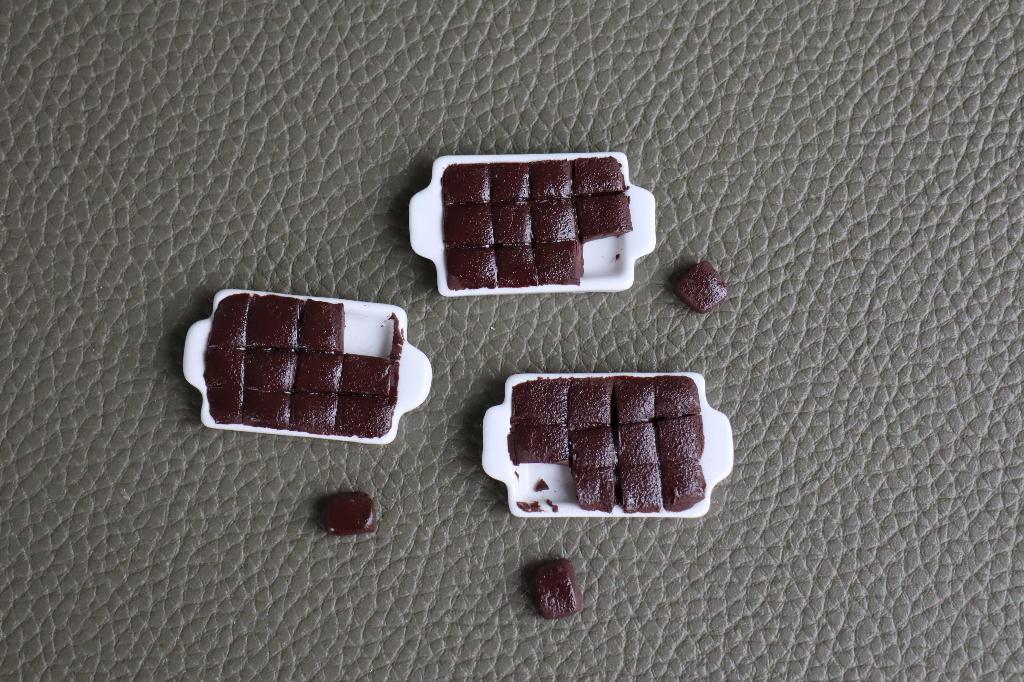 Mooie porseleinen schaal gevuld met 12 brownies., Ophalen of Verzenden, Nieuw, Gebruiksvoorwerp