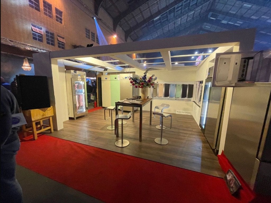 Te koop zeer represenatieve beursstand, Ophalen