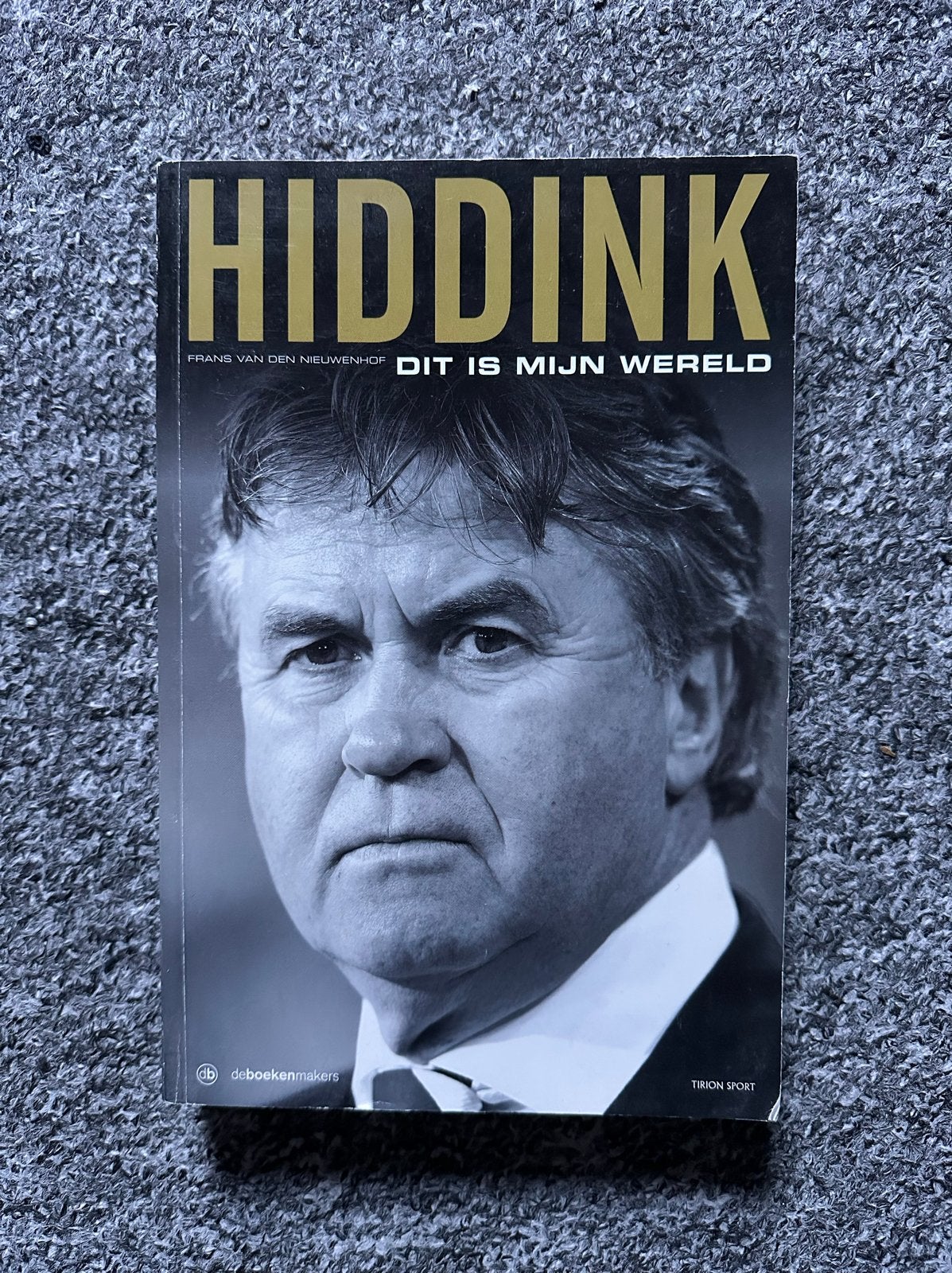 Hiddink: Dit is mijn wereld - Biografie Guus Hiddink, Boeken, Ophalen of Verzenden, Gelezen, Balsport