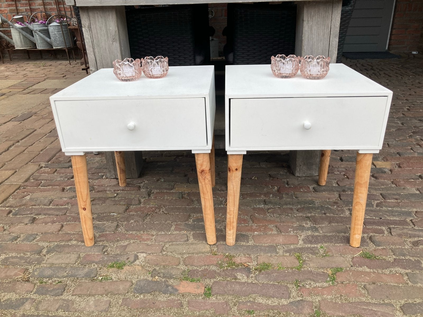 2 witte nachtkastjes met houten poten en lade, Ophalen, Minder dan 45 cm, Zo goed als nieuw, Minder dan 55 cm