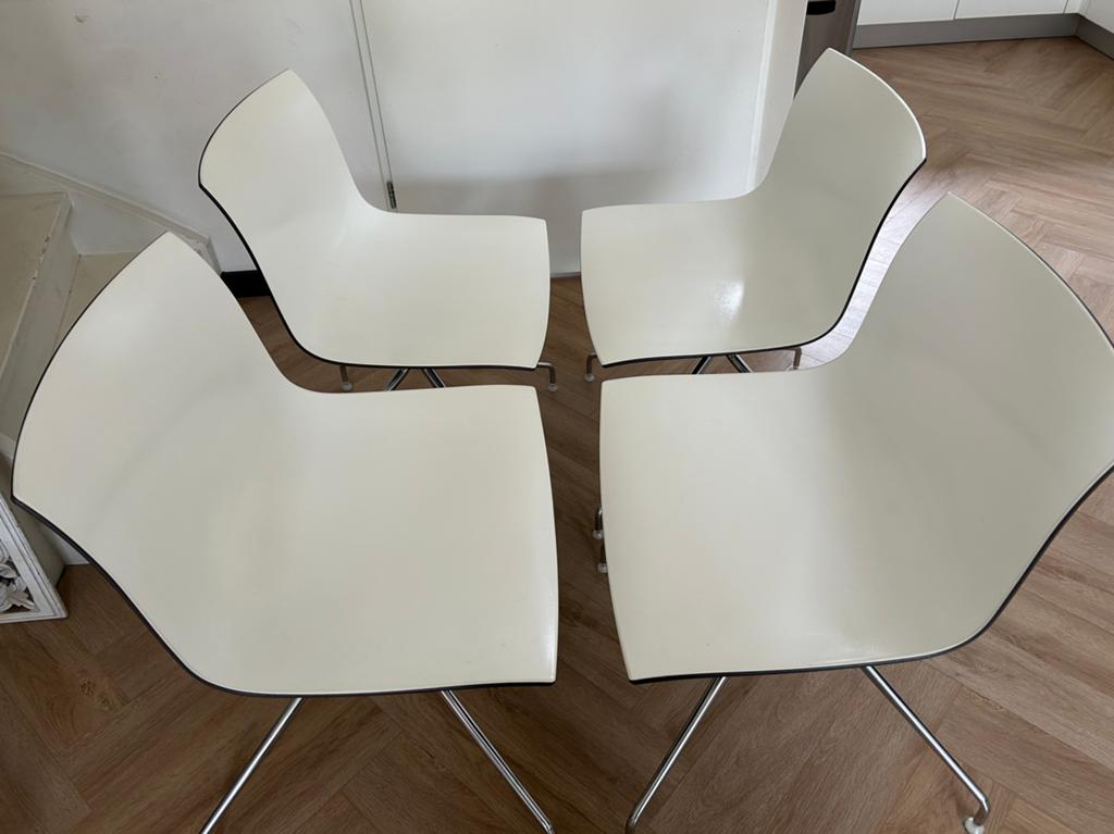 Design eetkamerstoelen merk Arper,  4 stuks, Huis en Inrichting, Kunststof, Wit, Ophalen of Verzenden, Zo goed als nieuw