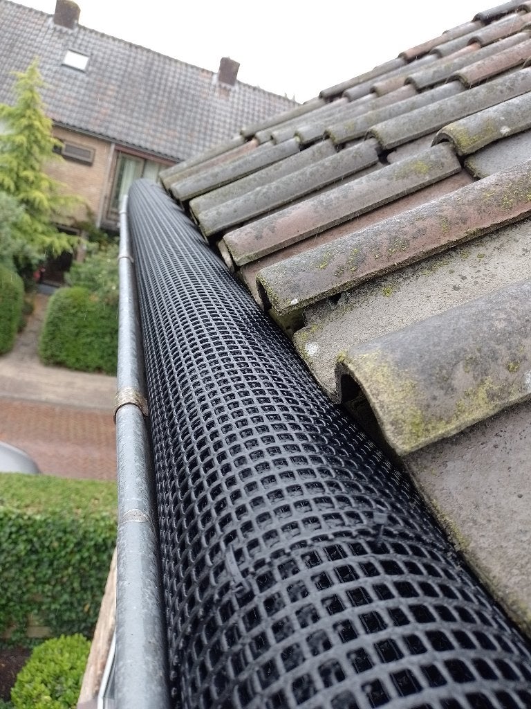 Dakgoot schoonmaken en bladvrij maken bladvanger installatie
