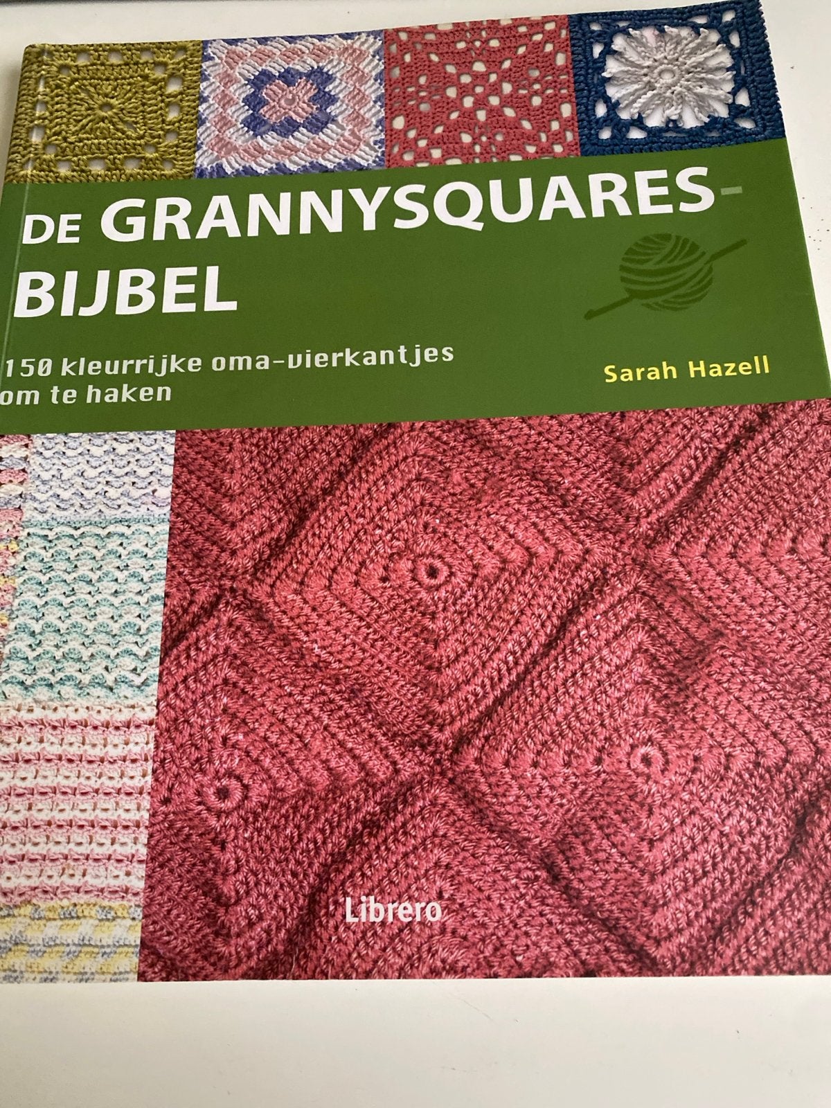 De Grannysquares-Bijbel: 150 kleurrijke oma-vierkantjes, Hobby en Vrije tijd, Ophalen of Verzenden, Zo goed als nieuw, Haken, Patroon of Boek