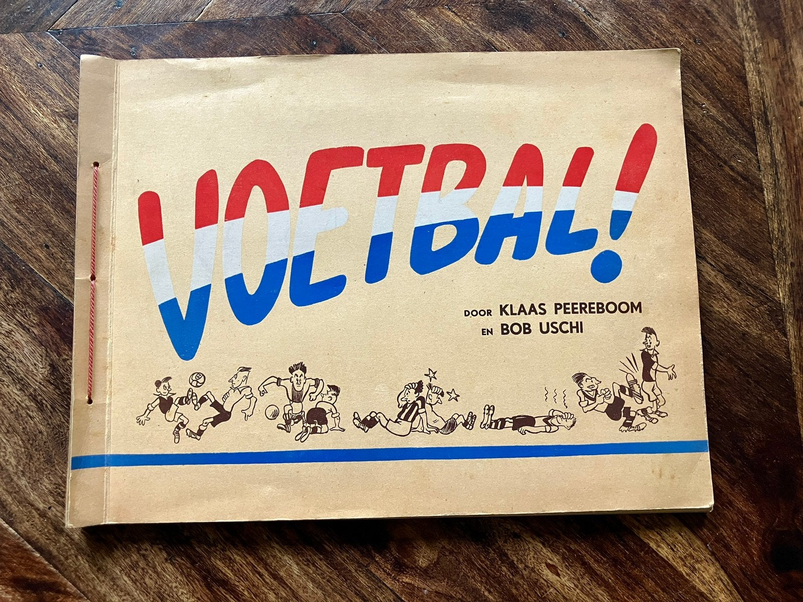 Voetbal! door Klaas Peereboom en Bob Uschi - Vintage Boek, Verzamelen, Ophalen of Verzenden, Zo goed als nieuw, Boek of Tijdschrift