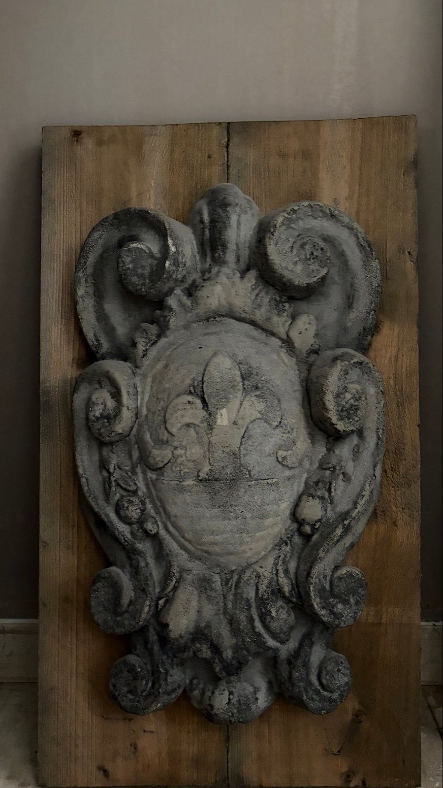Decoratief wandpaneel met betonnen Franse lelie, 66 cm, Hout, Zo goed als nieuw, Wandbord of Wandpaneel