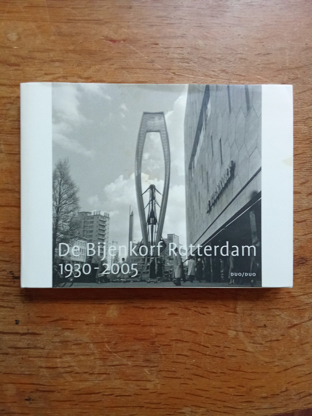 Boek 75 jaar Bijenkorf Rotterdam, Ophalen, 20e eeuw of later, Zo goed als nieuw