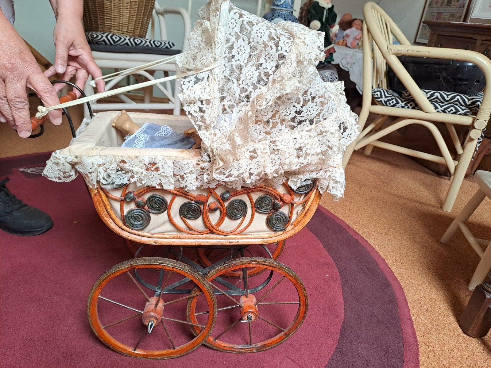 Antieke poppenwagen met kant en houten wielen, Ophalen of Verzenden