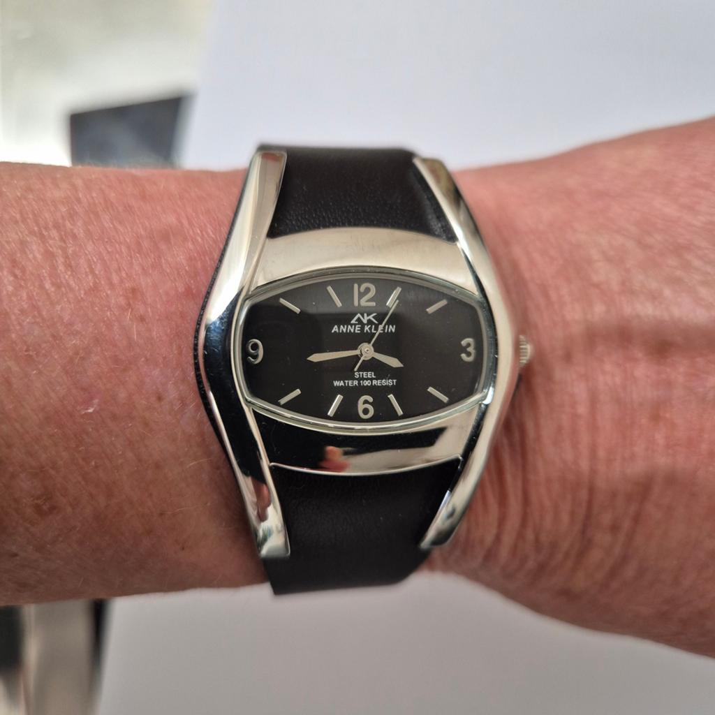 Anne Klein dameshorloge zwart leer zilverkleurig staal kast, Sieraden, Tassen en Uiterlijk, Overige merken, Leer, Staal, Polshorloge