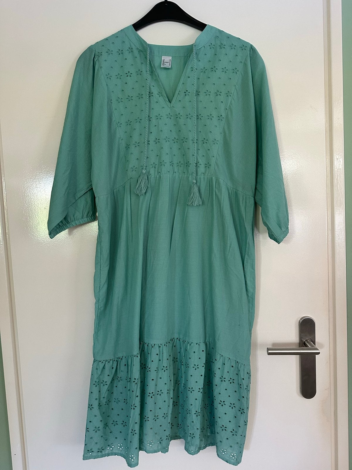 Groene zomerjurk met borduursels en kwastjes, Kleding | Dames, Jurken, Maat 38/40 (M), Nieuw, Ophalen of Verzenden, Onder de knie