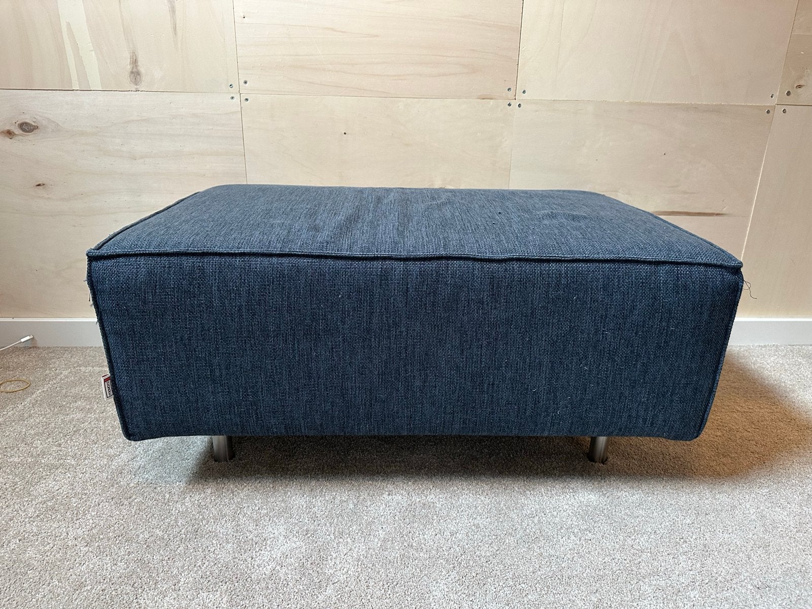 Donkerblauwe poef / hocker met metalen poten, Ophalen, Gebruikt, 75 tot 100 cm, Stof