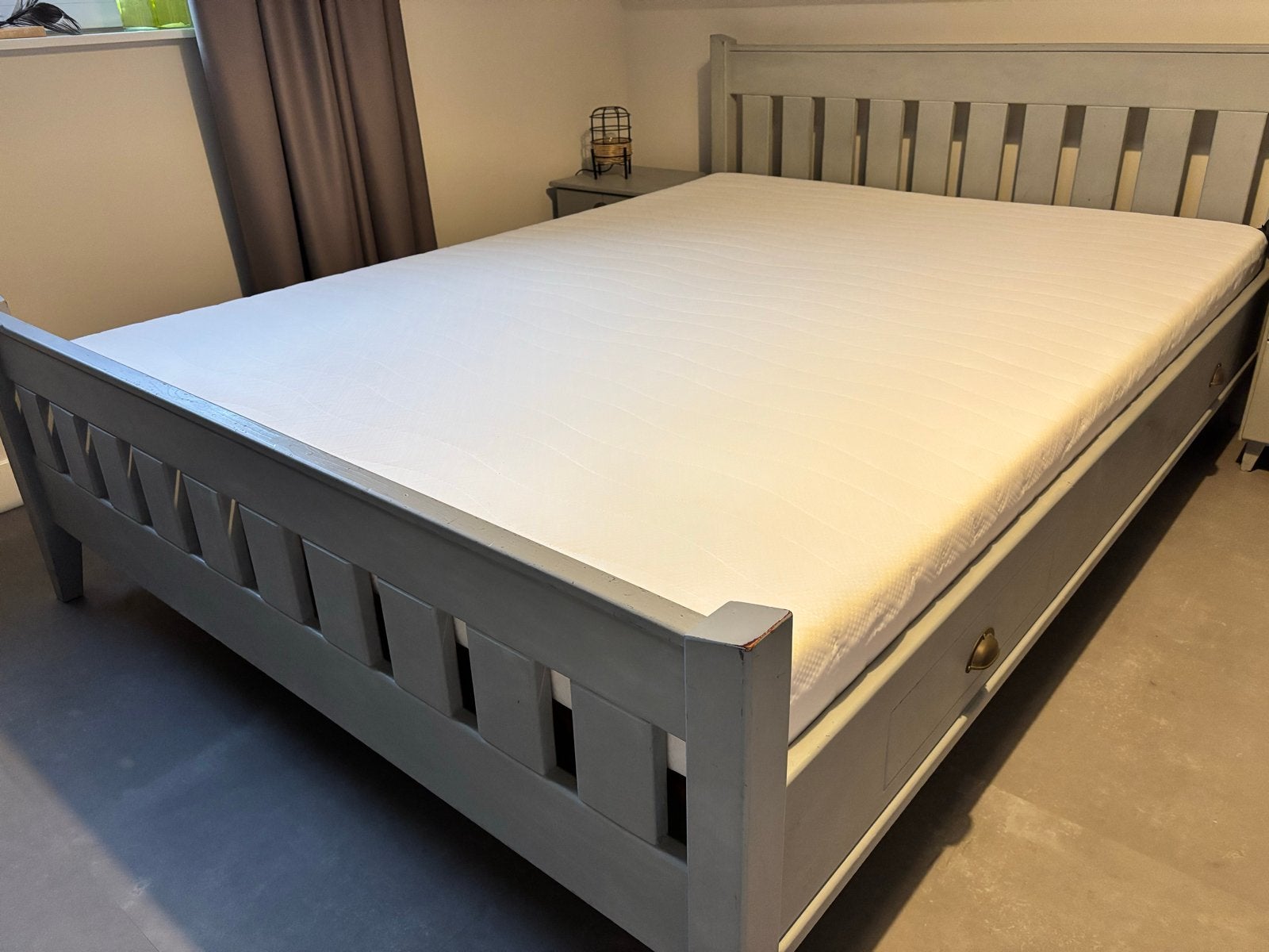 Houten bed (grijs) met 2 nachtkastjes, Ophalen, Gebruikt, 210 cm, Tweepersoons