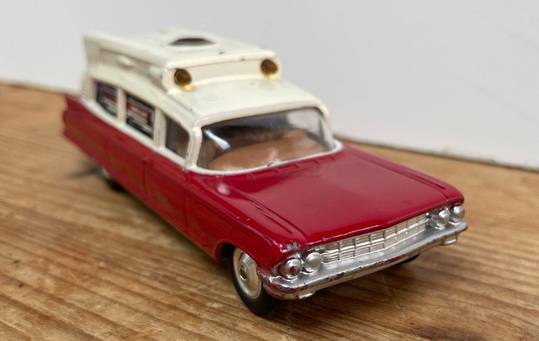 Corgi Toys Superior Ambulance op Cadillac Chassis, Ophalen of Verzenden, Gebruikt