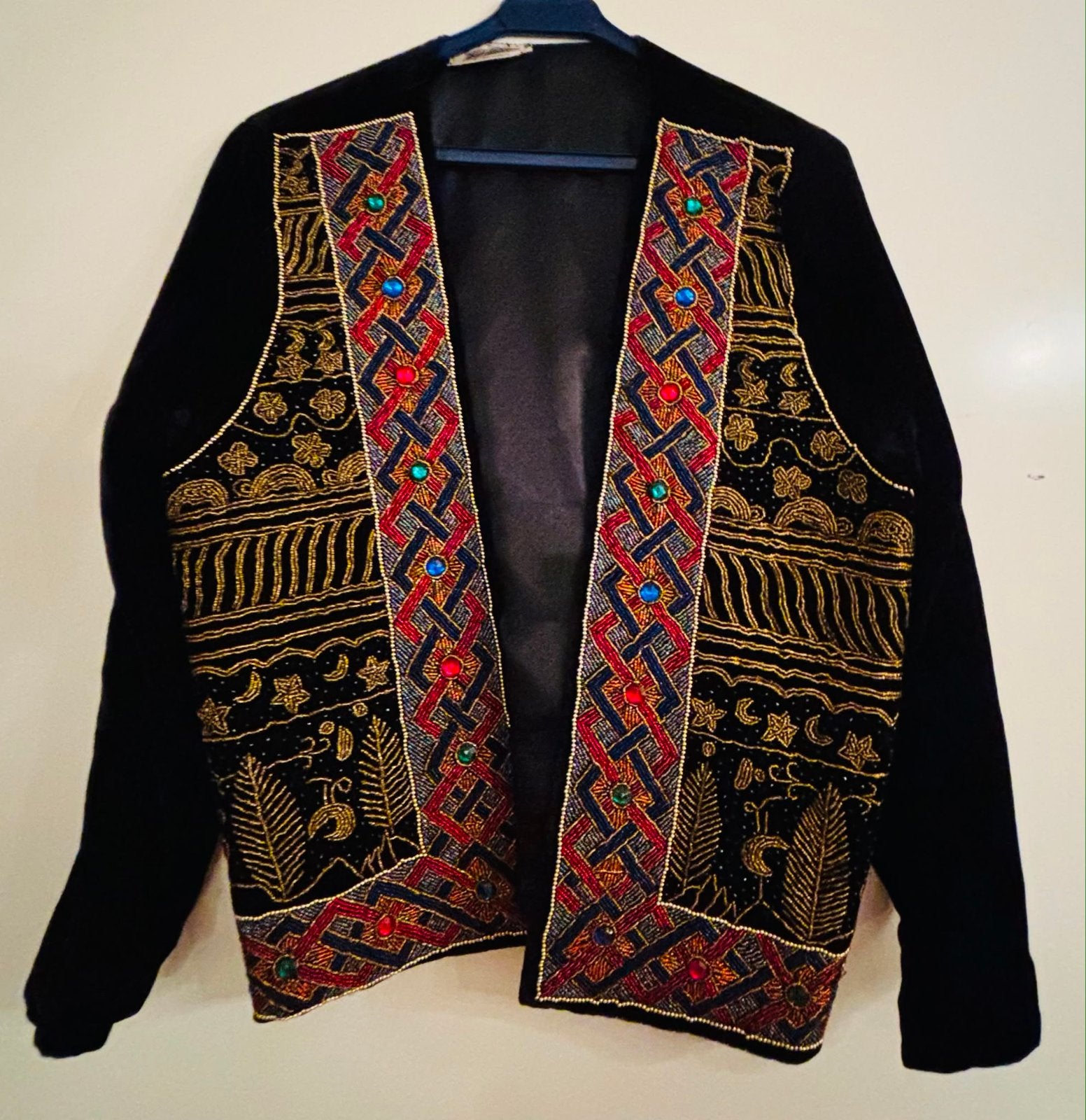 Unieke fluwelen jas met kralen en borduursels uit Bali, Ophalen of Verzenden, Zo goed als nieuw, Maat 38/40 (M), Zwart