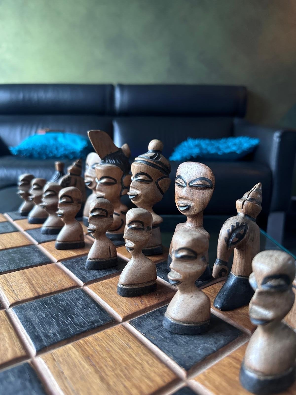 Uniek handgesneden Afrikaans schaakspel, Een of twee spelers, Ophalen of Verzenden, Gebruikt
