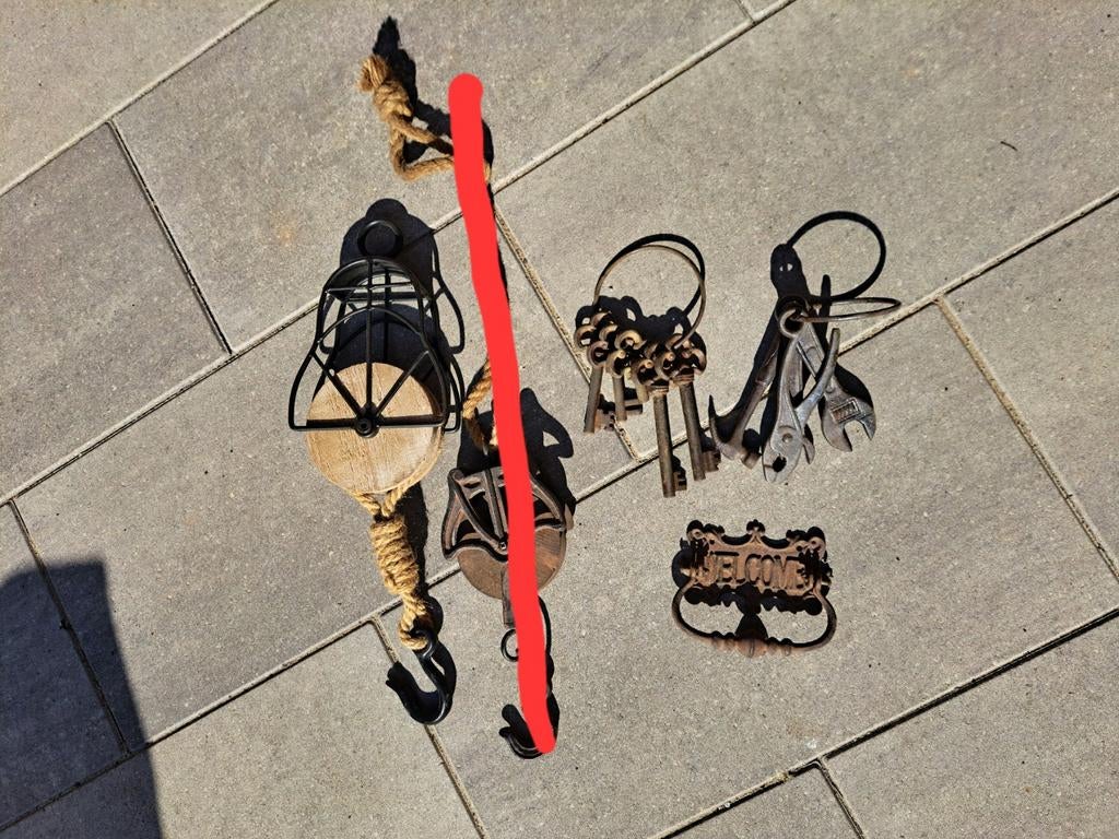 1 katrol, deurklopper,  hanger met sleutels en gereedschap., Ophalen of Verzenden