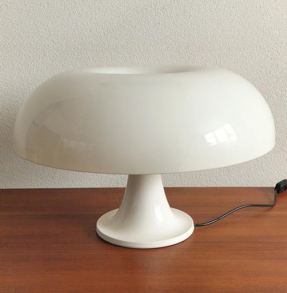 Witte Nesso tafellamp Giancarlo Mattioli, Artemide Milano., Kunststof, Ophalen of Verzenden, Zo goed als nieuw, Mid Century Modern