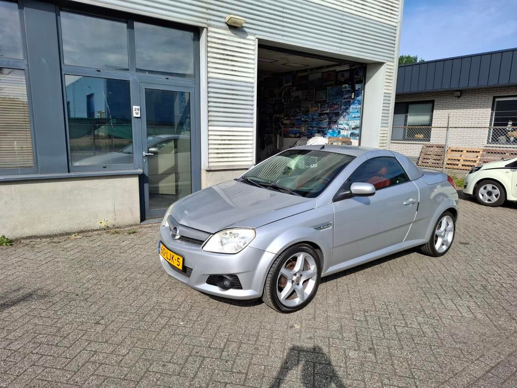 Opel Tigra 1.4 16V Twintop 2010 Grijs, Auto's, Voorwielaandrijving, 4 cilinders, Cabriolet, 49 €/maand
