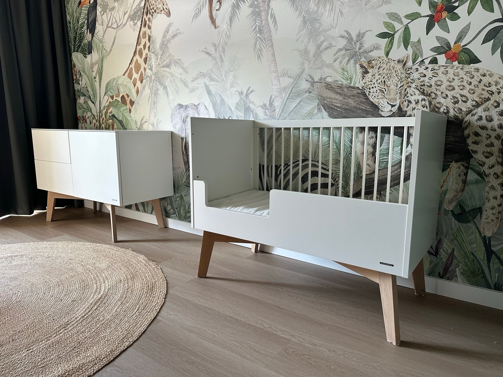 Kidsmill Ledikant 60x120 & commode wit/light oak + matras, Kinderen en Baby's, Kinderkamer | Complete kinderkamers, Ophalen, Zo goed als nieuw