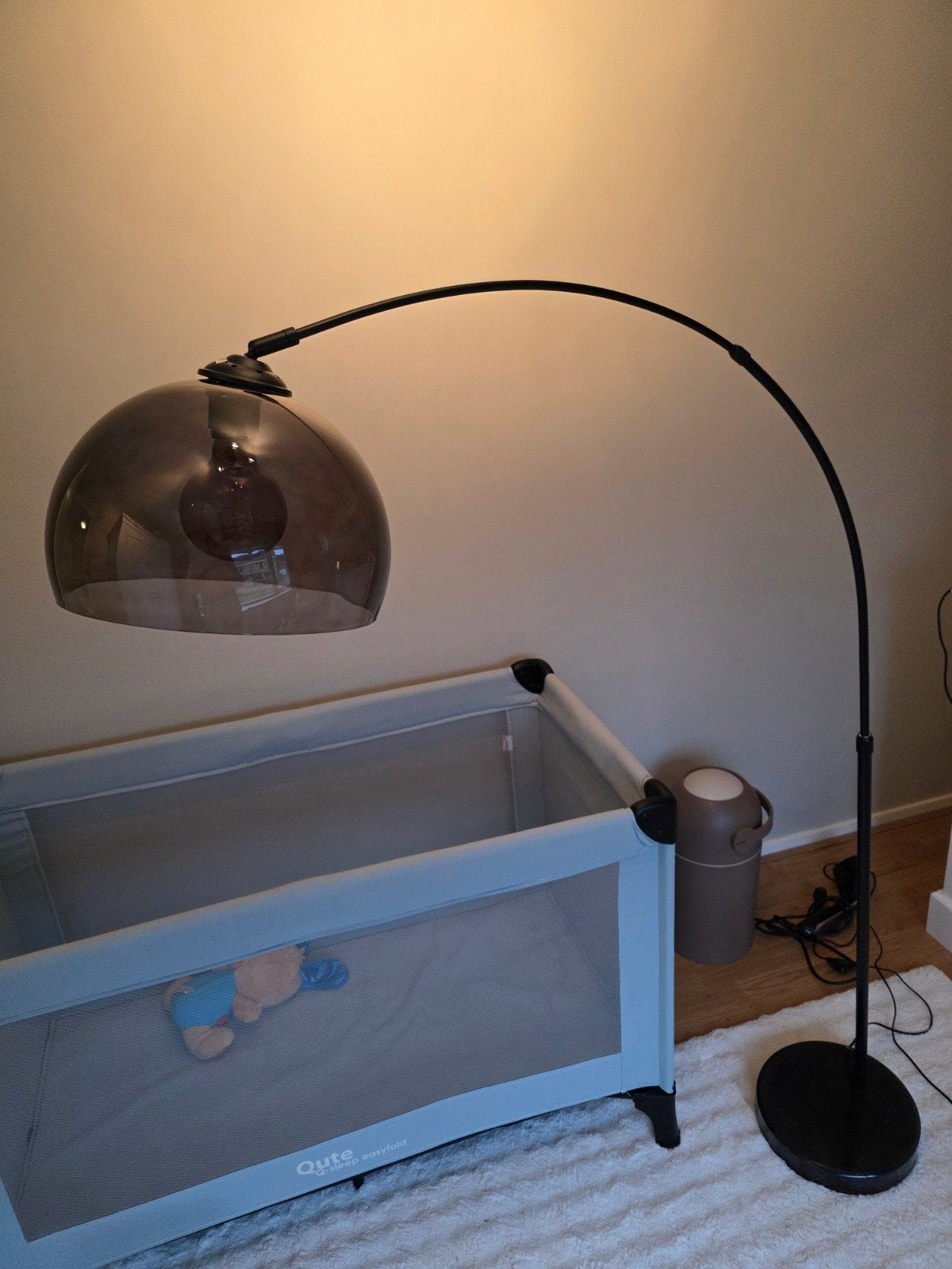 Moderne booglamp met glazen kap vloerlamp, 100 tot 150 cm, Zo goed als nieuw, Glas, Modern