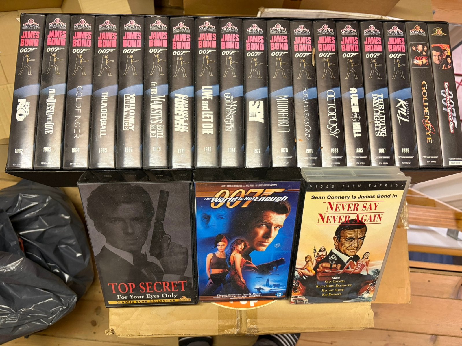 videobox james bond plus 3extra films, Ophalen, Gebruikt, Actie en Avontuur, VHS