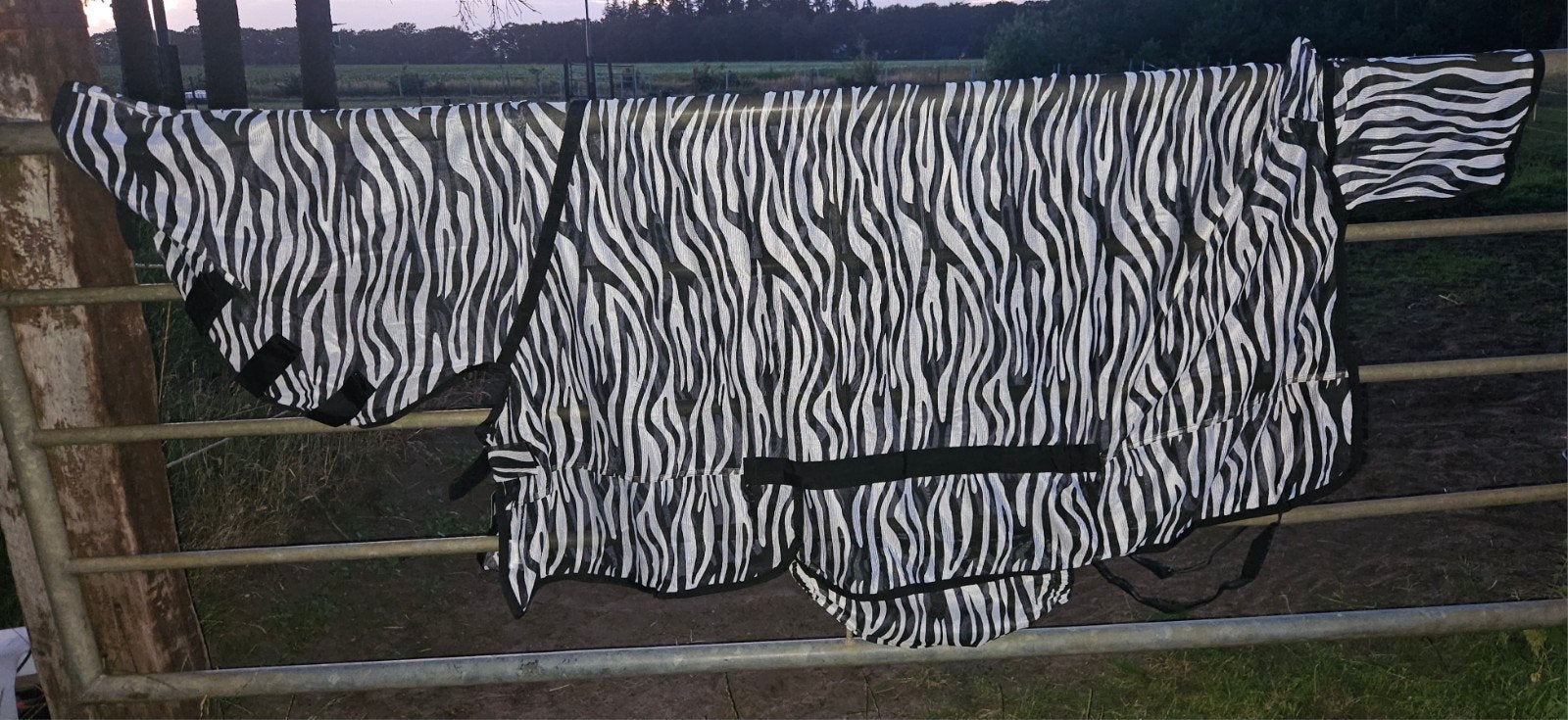 Riding World vliegendeken met hals maat 185cm nieuw, Dieren en Toebehoren, Paarden en Pony's | Dekens en Dekjes, Ophalen of Verzenden