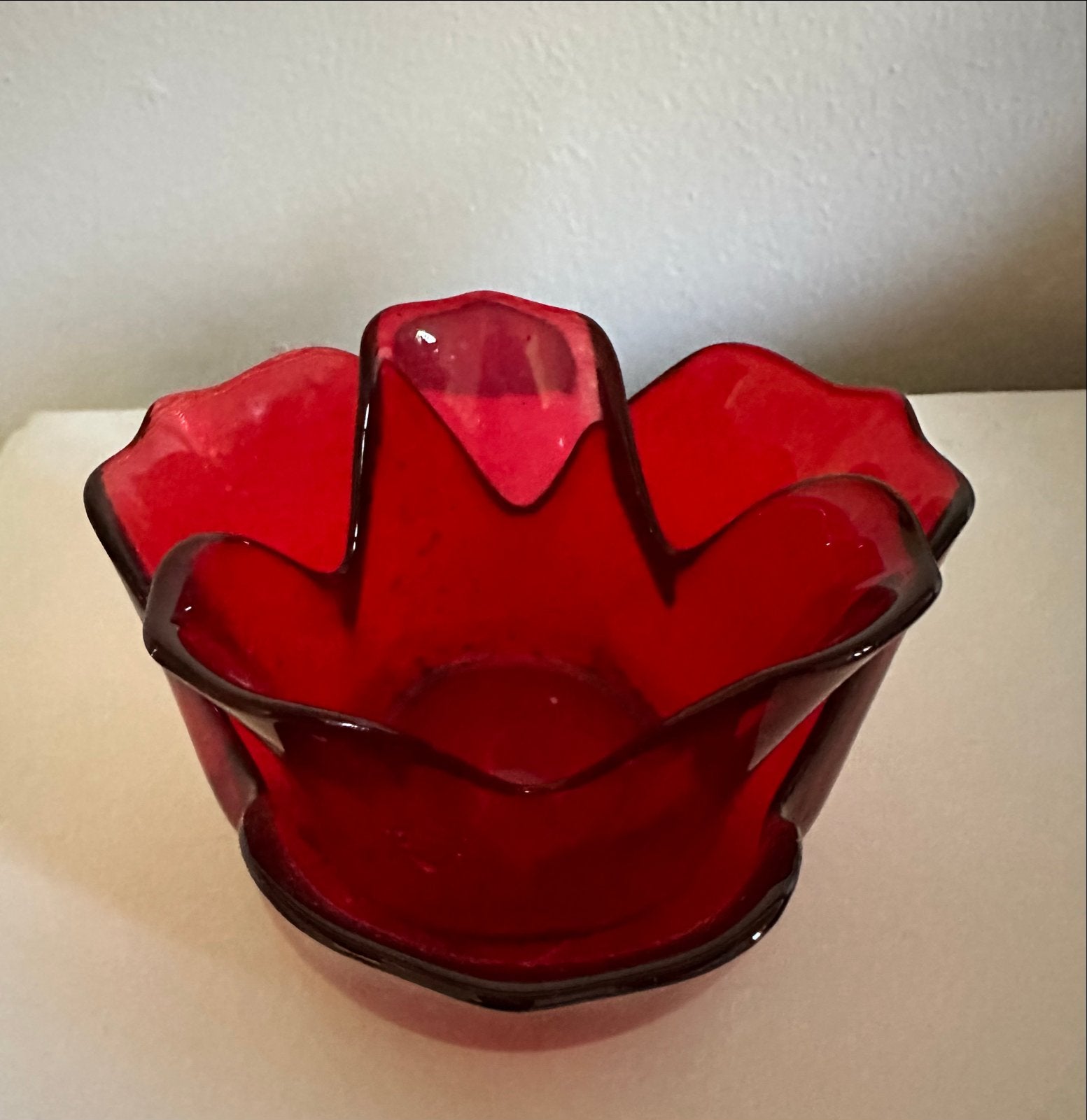 Rood glazen waxinelichthouder in vorm van bloem, Gebruikt, Waxinelichthouder, Ophalen of Verzenden, Glas