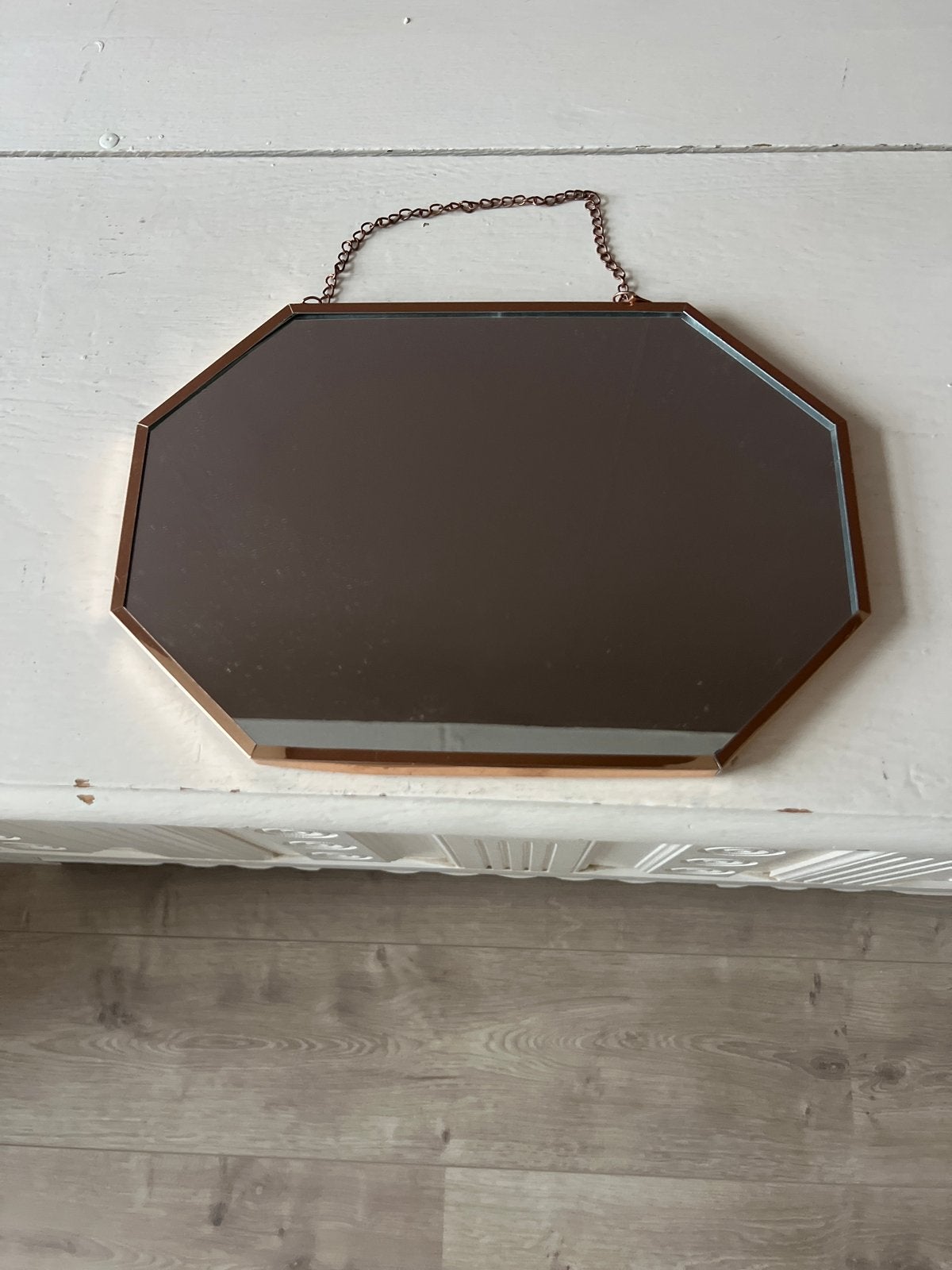 Achthoekig spiegeltje met ketting - 30x21 cm, Antiek en Kunst, Ophalen of Verzenden, Overige vormen, Minder dan 50 cm, Minder dan 100 cm