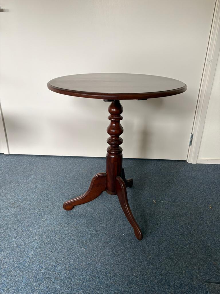 Mahoniehouten bijzettafel, Huis en Inrichting, Krukjes, Ophalen of Verzenden, Zo goed als nieuw, Hout