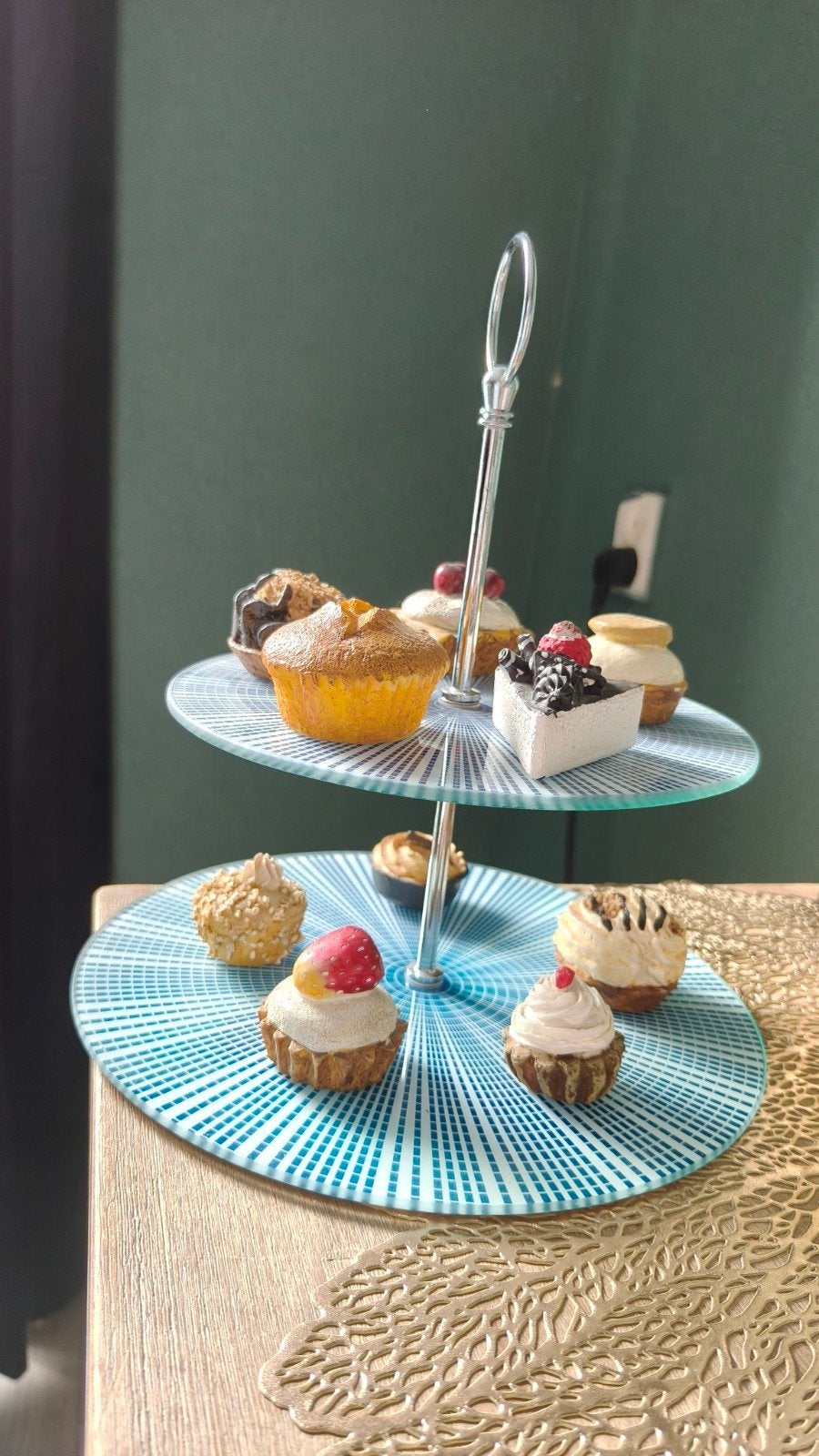 Glazen etagere met 2 lagen en keramieke gebakjes, Huis en Inrichting, Meerkleurig, Ophalen of Verzenden, Zo goed als nieuw, Modern