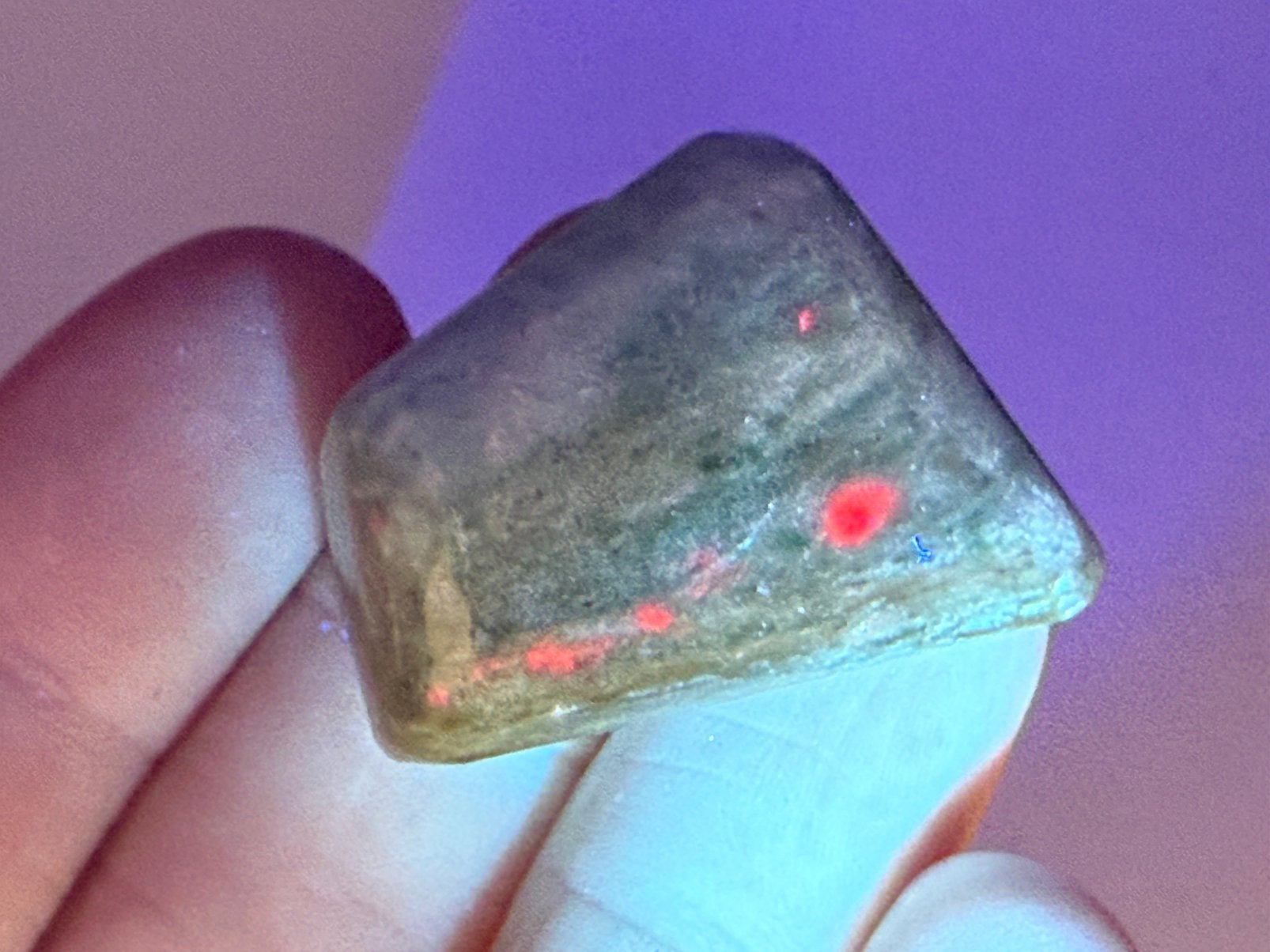 25 Fluorescerende Robijn in Fuchsiet edelsteen mineralen, Ophalen of Verzenden, Mineraal