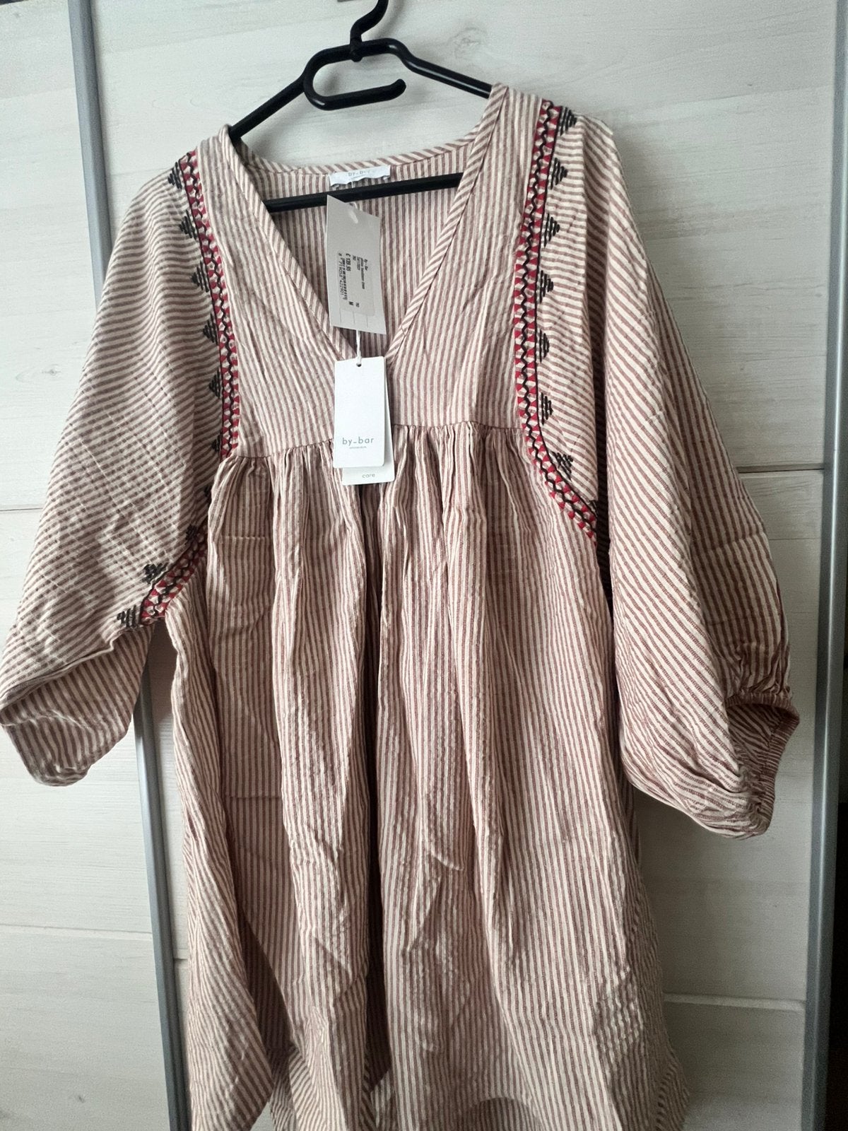 Jurk By Bar, maat M, nieuw, Maat 38/40 (M), Beige, Nieuw, Ophalen of Verzenden