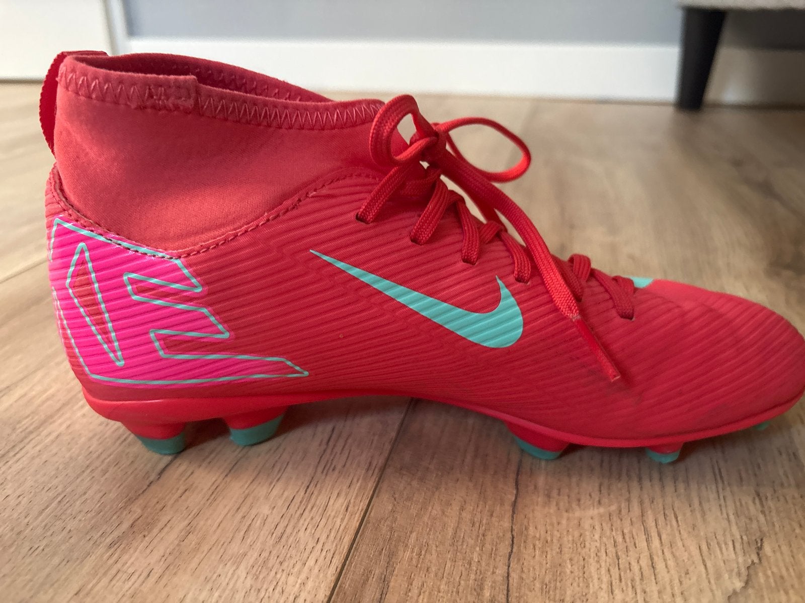 voetbalschoenen, Kleding | Dames, Sportschoenen, Ophalen of Verzenden, Zo goed als nieuw, Rood